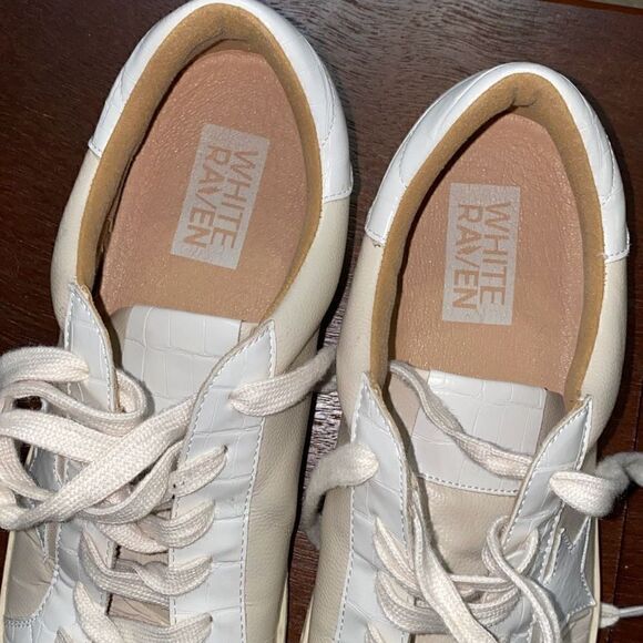 NWB WOMEN'S WHITE RAVEN SKY FULL OF STARS FAUX LEATHER SAND & WHITE SNEAKERS 9 - Picture 6 of 6